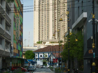 新山黄亚福街的街道与两侧建筑